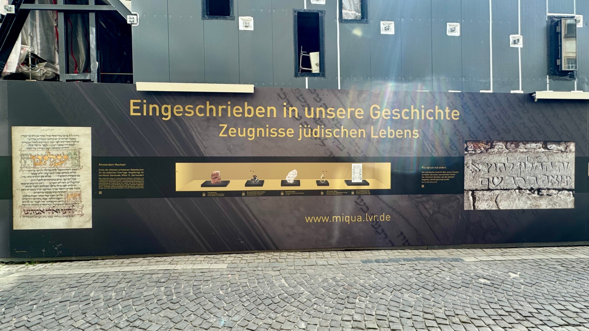Ein Teil des Bauzauns der MiQua-Baustelle.