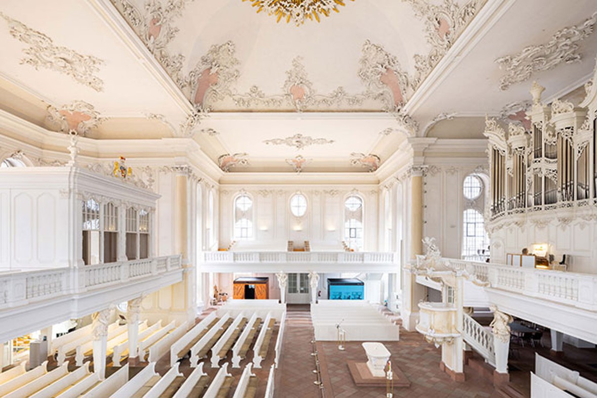 In einem großen, hellen Saal in der Ludwigskirche in Saarbrücken sind die Kuben der Ausstellung "Menschen, Bilder, Orte – 1700 Jahre jüdisches Leben in Deutschland" zu sehen.