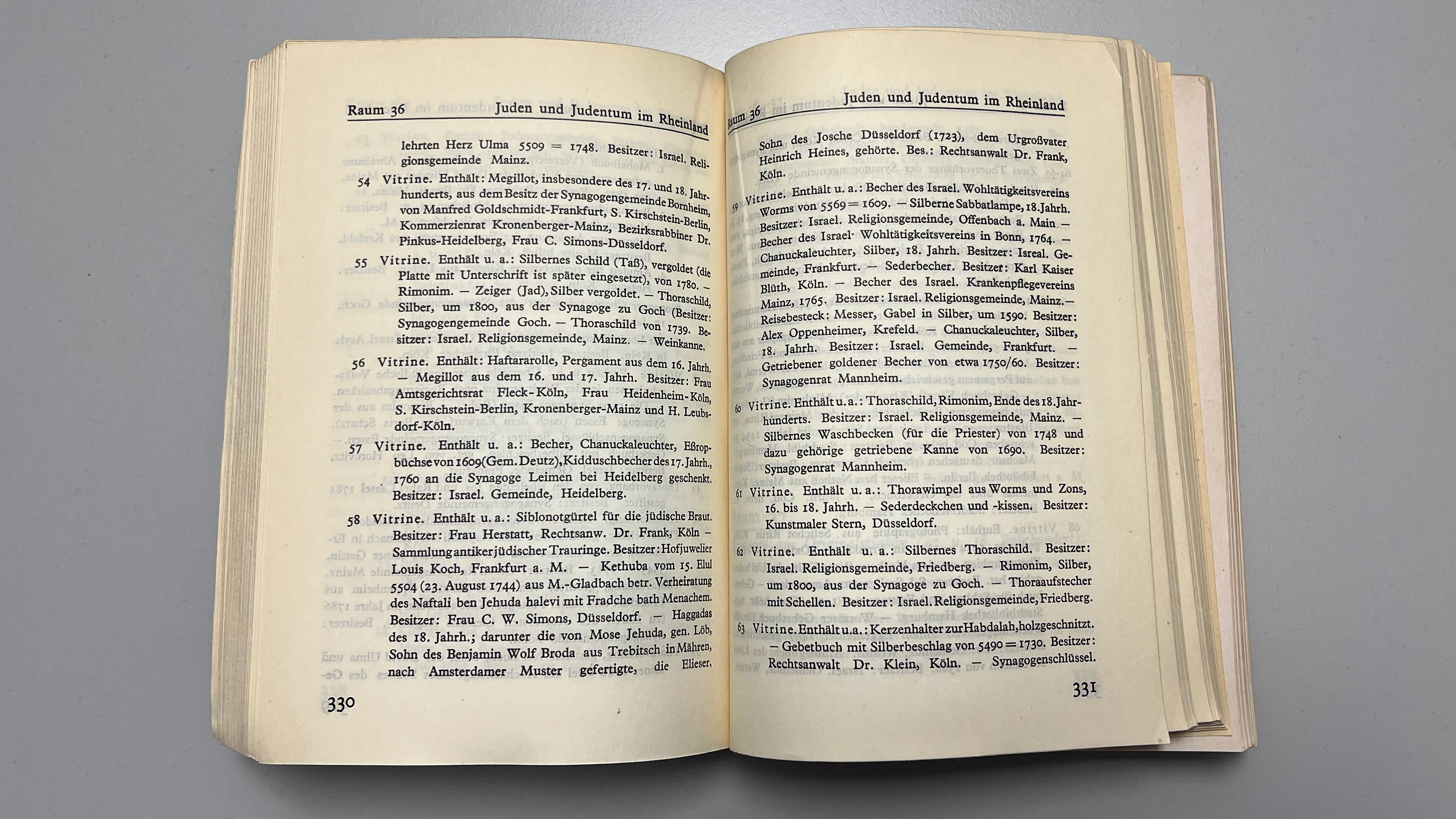 Der aufgeschlagene Katalog der Jahrtausend-Ausstellung der Rheinlande 1925 Köln zeigt eine Auflistung von Judaica-Objekten, die in den Vitrinen ausgestellt wurden.