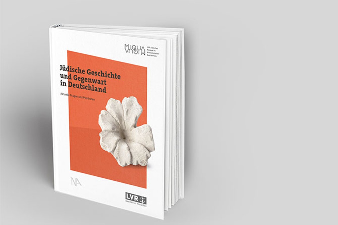 Der Tagungsband „Jüdische Geschichte und Gegenwart in Deutschland“ von MiQua. Der Einband des Buches ist weiß, das Titelbild des Buches hat einen orangenen Hintergrund und zeigt einen Originalfund.