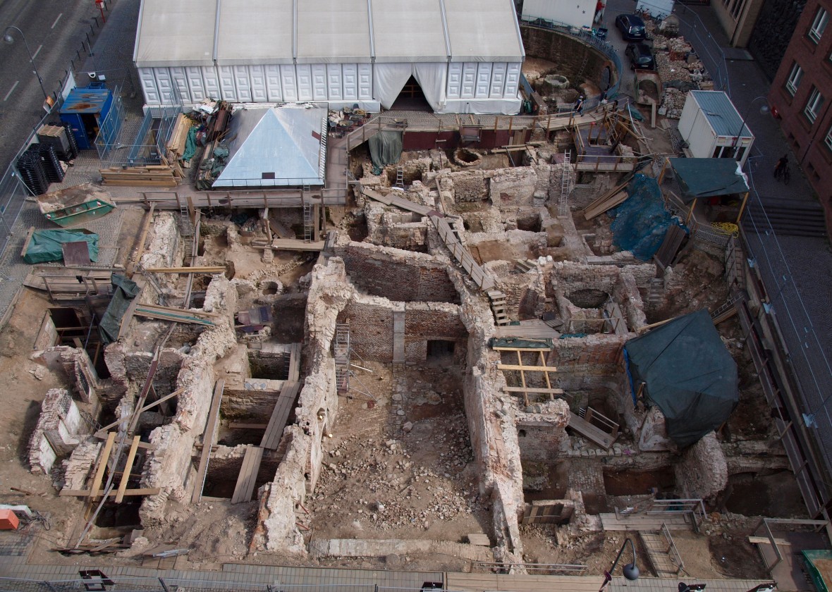 Die Keller der Goldschmiedehäuser an der Straße Obenmarspforten aus der Vogelperspektive während der Ausgrabung. Alte Kellermauern liegen wurden auf dem Rathausplatz offengelegt. Vor der Ausgrabung befinden sich Arbeitszelte.