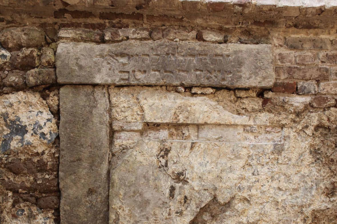 Eine Hebräische Inschrift auf einer Mauer im Ausgrabungsbereich des jüdischen Viertels in Köln im unterirdischen Rundgang von MiQua.