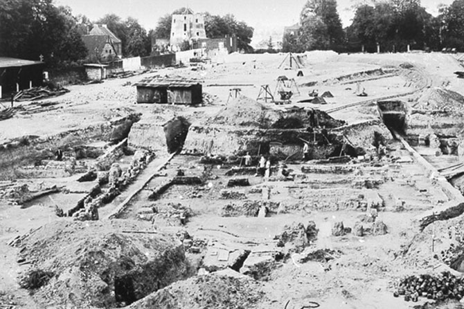 Schwarzweiß-Fotografie des römischen Flottenlager Alteburg während der Ausgrabung 1927.