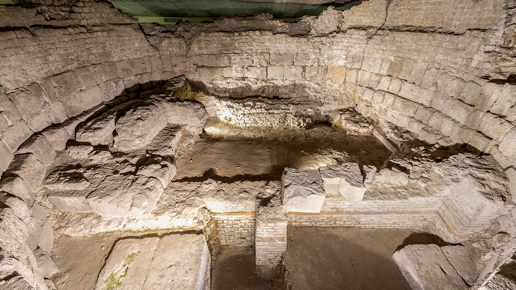 Das Oktogon im Praetorium, dem römischen Stadthalterpalast im unterirdischen Rundgang von MiQua. Die ausgegrabenen Mauern zeigen eine runde Formation. In dem Oktogon befinden sich weitere, kleinere Mauern.