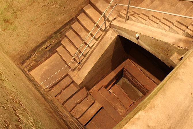 Ein Blick von oben in das trockene Tauchbecken der Mikwe. Treppenstufen führen nach unten.