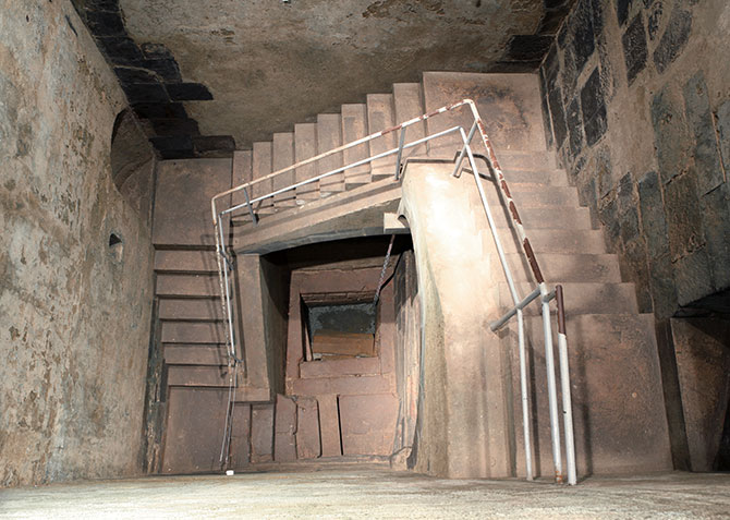 Ein Blick von oben in die Kölner Mikwe. Zu sehen sind Treppen nach unten sowie das Wasserbecken.