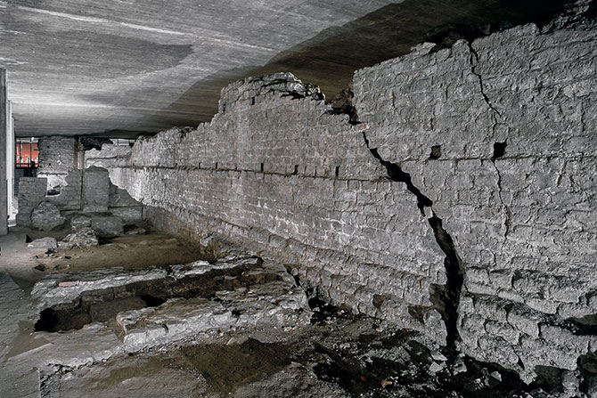 Ein Riss an der Ostfassade des spätantiken Praetoriums im unterirdischen Rundgang von MiQua zieht sich durch die Mauer.