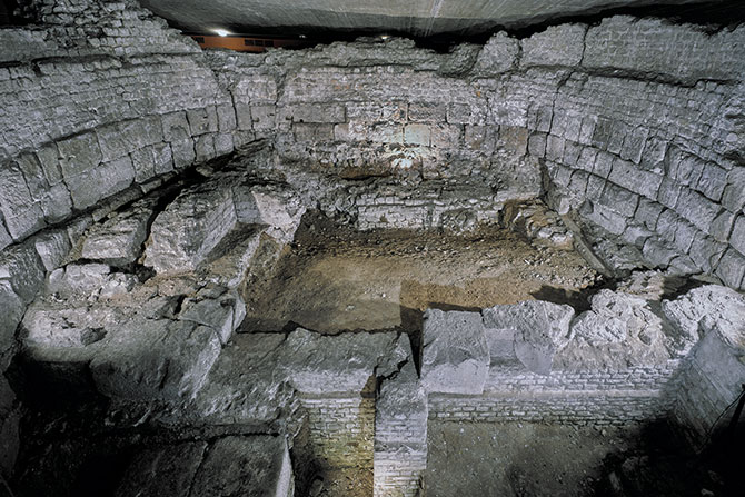 Der zentrale Saal des spätantiken Praetoriums, dem römischen Statthalterpalast im unterirdischen Rundgang von MiQua. Das Foto zeigt die römischen Mauerreste des Praetorium.