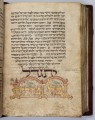 Seite einer mittelalterlichen Handschrift mit großen rot verzierten hebräischen Schriftzeichen. Darin ein pferdähnliches Fabeltier mit einer Burg auf dem Rücken und ein Fisch mit einer großen Rückenflosse