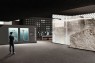 Blick in den zukünftigen unterirdischen Ausstellungsbereich des MiQua mit Vitrinen, Ausstellungsobjekten und archäologischen Mauerresten