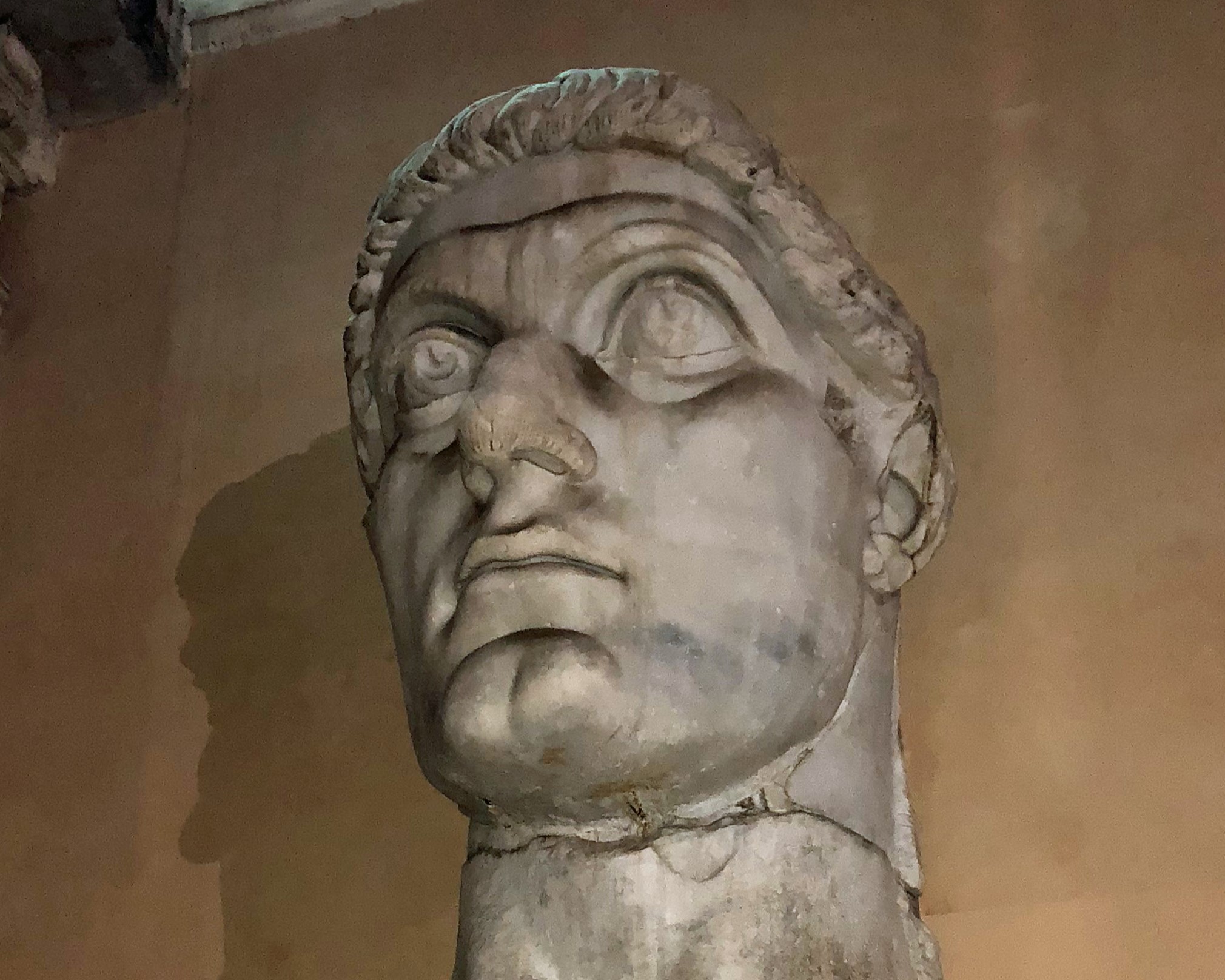 Ein Kopf eines römischen Manns aus weißem Marmor.