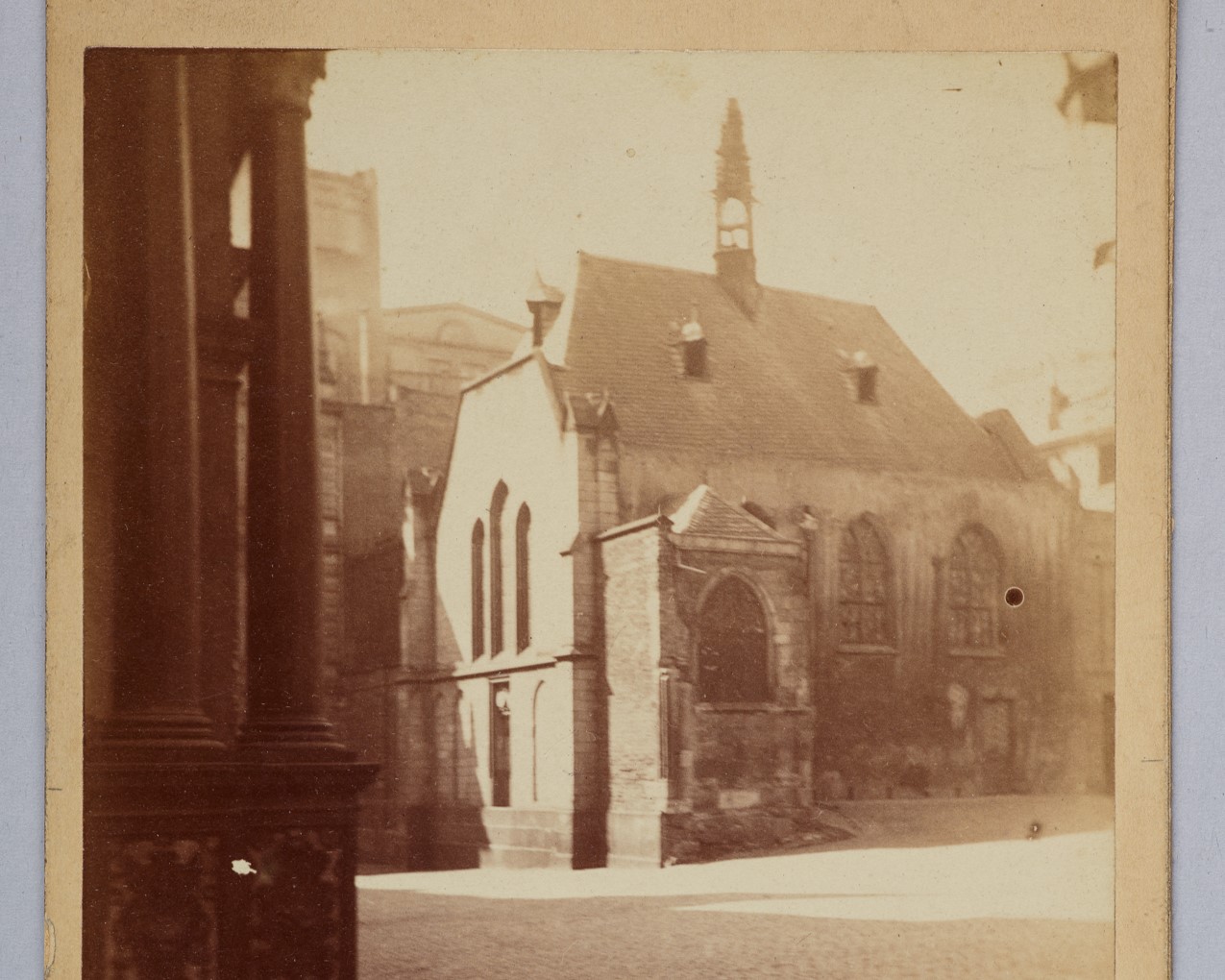 Ein schwarz-weiß Foto einer Kapelle.