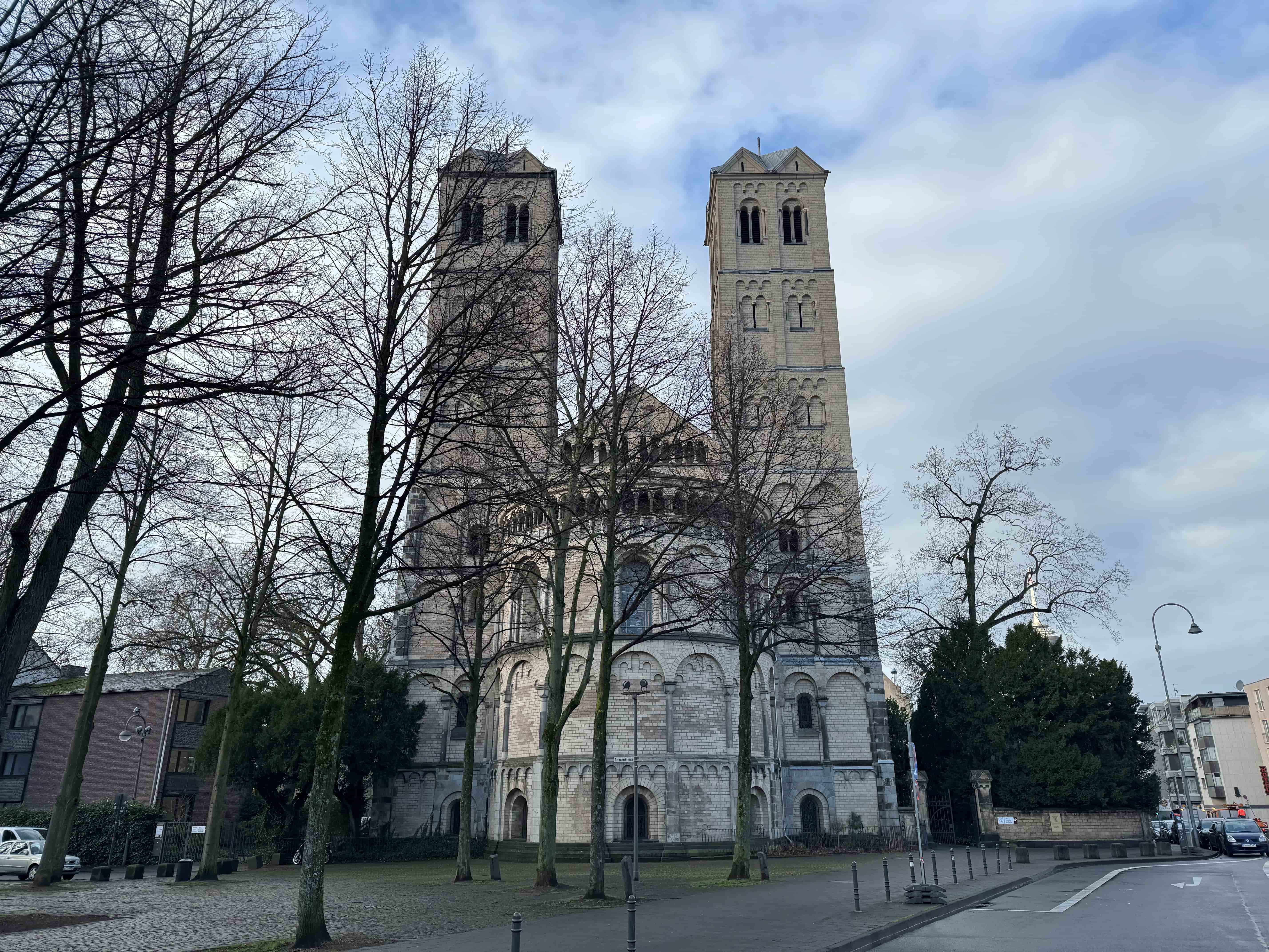 Eine romanische Kirche mit zwei großen Türmen.