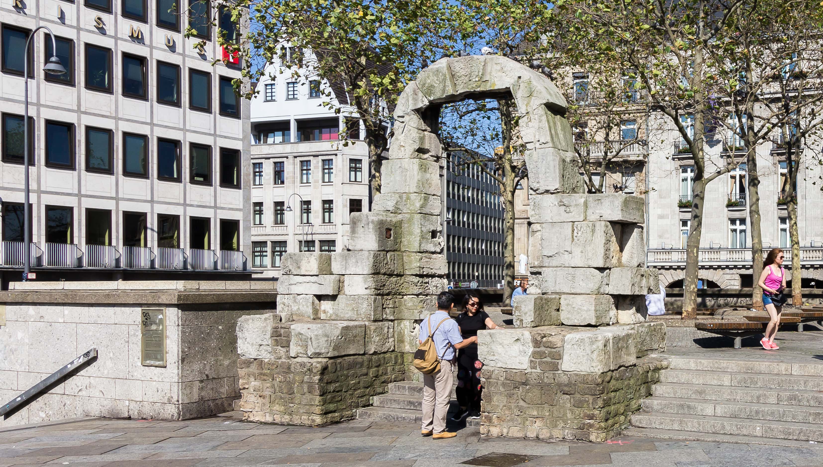 Ein römische Portal mitten in einer Großstadt.