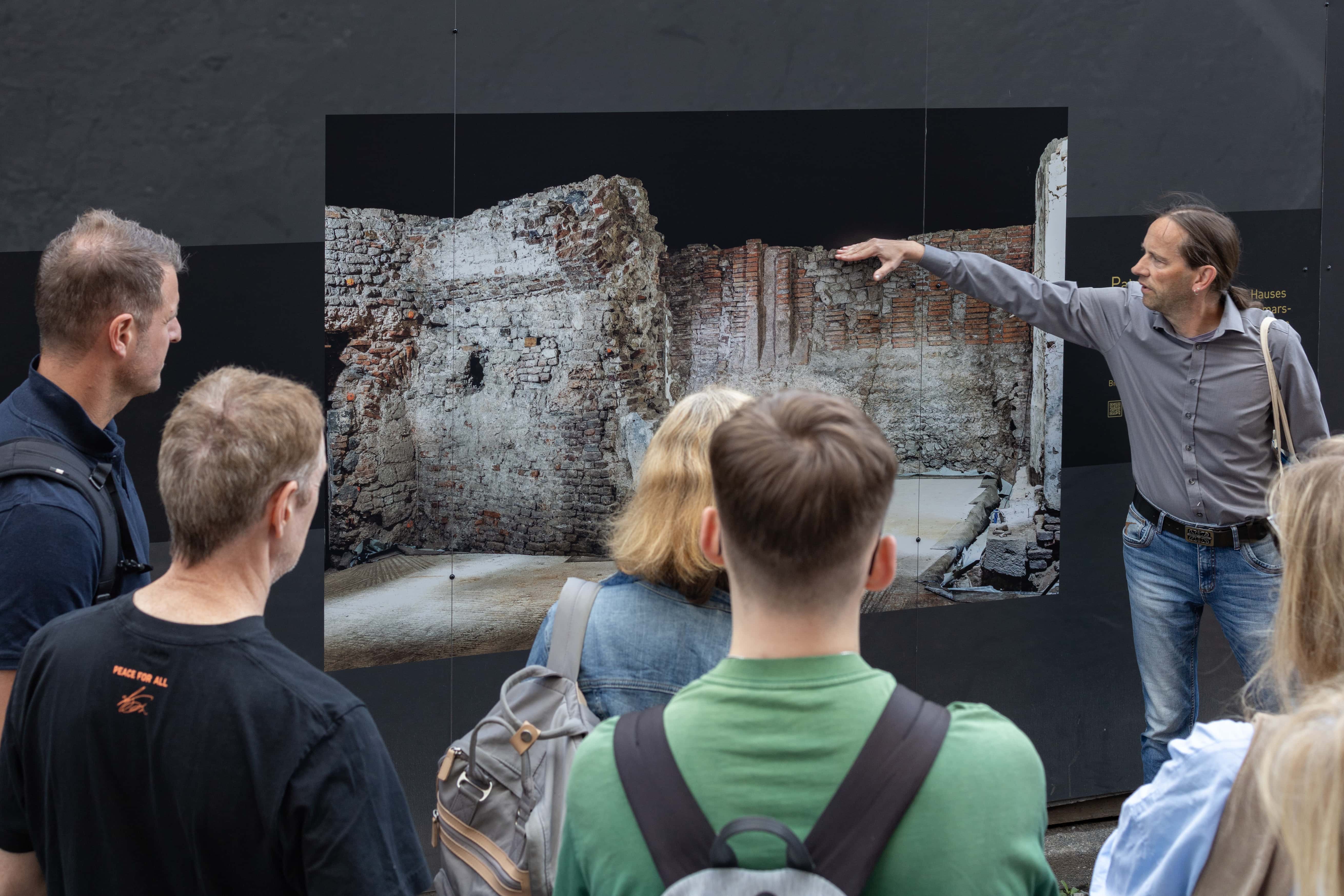 Ein rotes Buch mit goldener und weißer Schrift. Darauf steht der Name des Autors, Michael Kuhn, sowie der Titel: Marcus, Tribun Roms.
