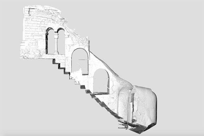 Das Bild zeigt einen digitalen 3D-Scan eines historischen Bauwerks, das eine Mikwe darstellt. Es handelt sich um einen Querschnitt, der den inneren Aufbau der Struktur sichtbar macht. Die Treppe führt schräg nach unten und ist von mehreren Bögen eingerahmt. Im oberen Bereich sind Reste von gemauerten Strukturen mit Rundbögen und Säulen zu erkennen. Die Darstellung ist in einer monochromen, weißen Farbgebung gehalten.