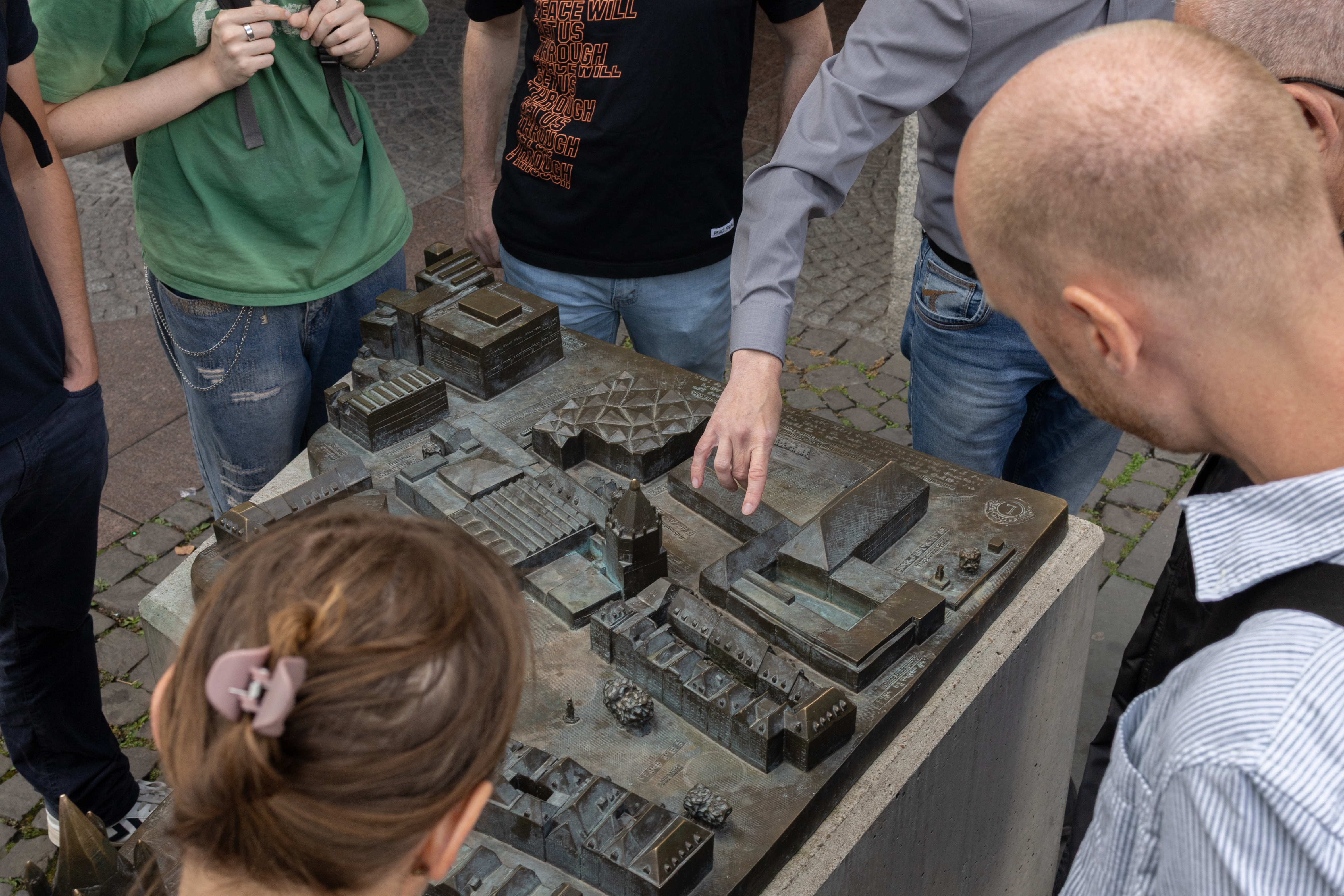 Ein Bronzemodell der Stadt Köln.