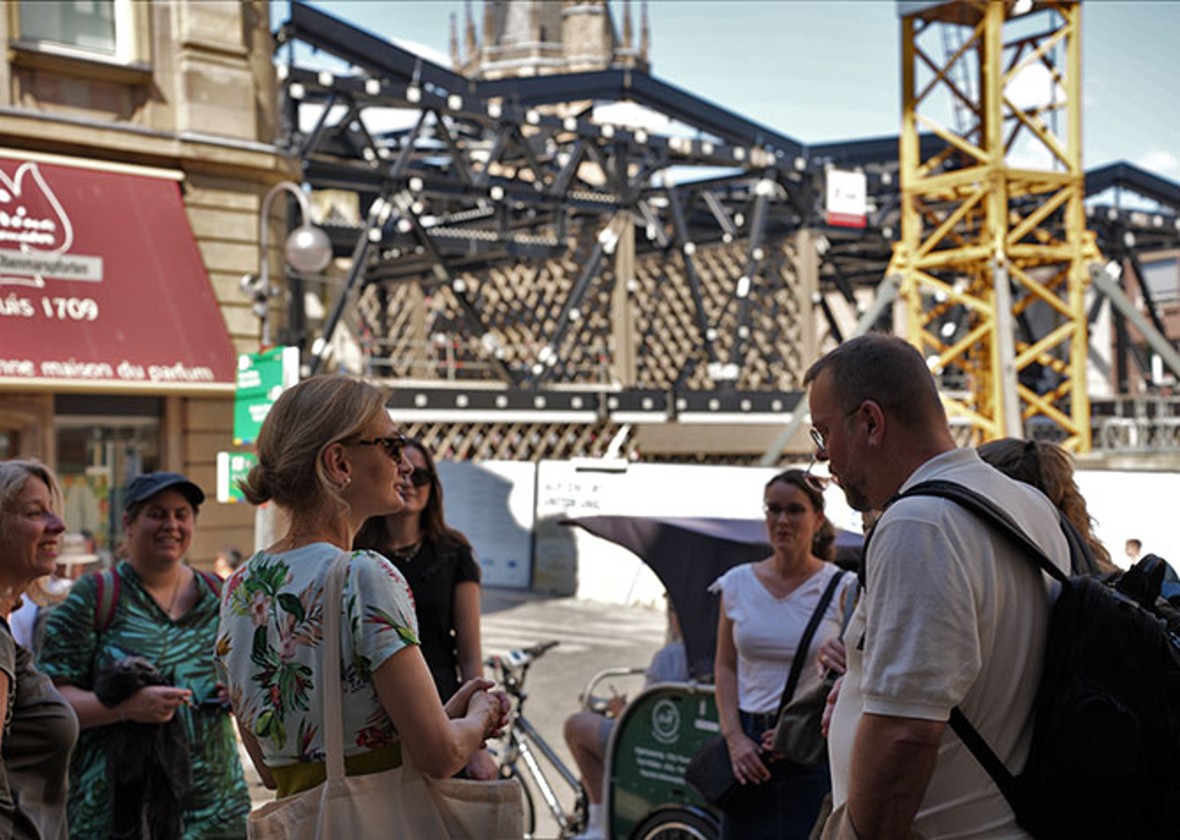 Eine Gruppe wird rund um die Baustelle von MiQua geführt.