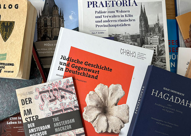 Eine bunte Auswahl an Büchern mit unterschiedlichen wissenschaftlichen Titeln sind von oben zu sehen.