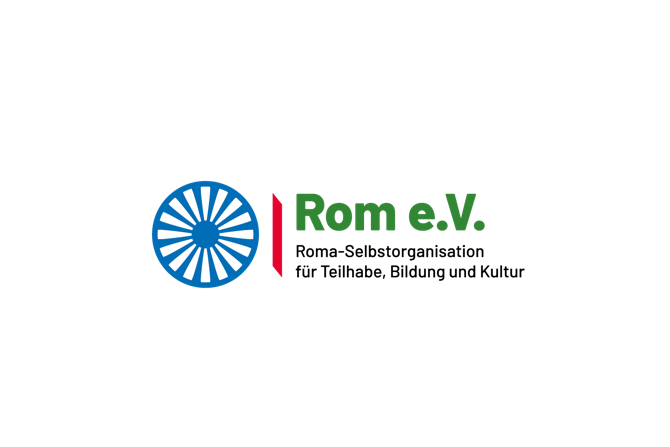 Das Logo von Rom e. V., einer Roma-Selbstorganisation, zeigt links ein blaues Rad mit 16 Speichen – ein Symbol der internationalen Roma-Flagge. Rechts daneben steht in grüner Schrift: „Rom e. V.“, gefolgt von der schwarzen Unterzeile: „Roma-Selbstorganisation für Teilhabe, Bildung und Kultur“. Ein rotes grafisches Element trennt Symbol und Schrift. Das Design ist klar, modern und betont Zugehörigkeit, Empowerment und kulturelle Identität.v