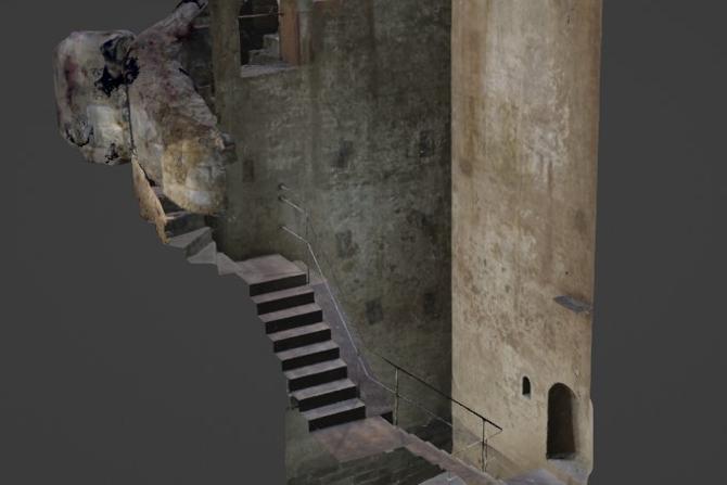 Ein digitaler 3D-Querschnitt zeigt einen historischen Treppenschacht oder Gebäudeturm mit mehreren übereinanderliegenden Treppenabschnitten. Die Wände wirken gealtert, mit sichtbaren Verputz- und Steinstrukturen. Kleine Rundbogenfenster und eine Nische mit Säulen deuten auf ein mittelalterliches oder frühneuzeitliches Bauwerk hin. Der realistisch gerenderte Scan gibt einen detaillierten Einblick in die vertikale Struktur und Nutzung historischer Architektur.