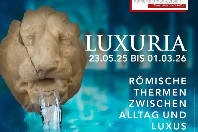 Werbeplakat für eine Ausstellung in den Römerthermen Zülpich mit dem Titel „LUXURIA – Römische Thermen zwischen Alltag und Luxus“. Links ist ein antiker Löwenkopf aus Stein zu sehen, aus dessen Maul ein Wasserstrahl fließt. Der Hintergrund zeigt ein stilisiertes, türkisblaues Badebecken. Rechts im Bild steht der Ausstellungszeitraum: 23.05.25 bis 01.03.26. Oben rechts befindet sich das Logo des Museums. Das Design vermittelt die Atmosphäre römischer Badekultur als Verbindung von Funktion und luxuriöser Ästhetik. 