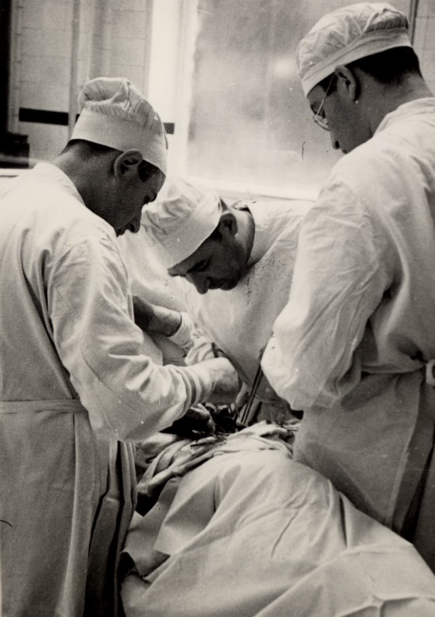 s/W: Ärzte des Israelitischen Asyls bei einer Operation (von links): Dr. Ernst Treidel, Dr. Herbert Lewin und Dr. Hugo Plato, Ende der 1930er Jahre. 