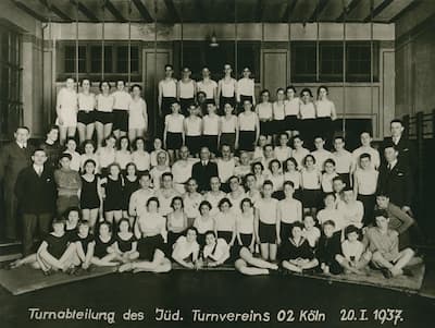 Gruppenfoto des Turnvereins, schwarz weiß, ca 70 Personen in der Sporthalle