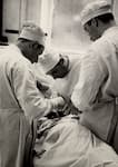 Ärzte des Israelitischen Asyls bei einer Operation (von links): Dr. Ernst Treidel, Dr. Herbert Lewin und Dr. Hugo Plato