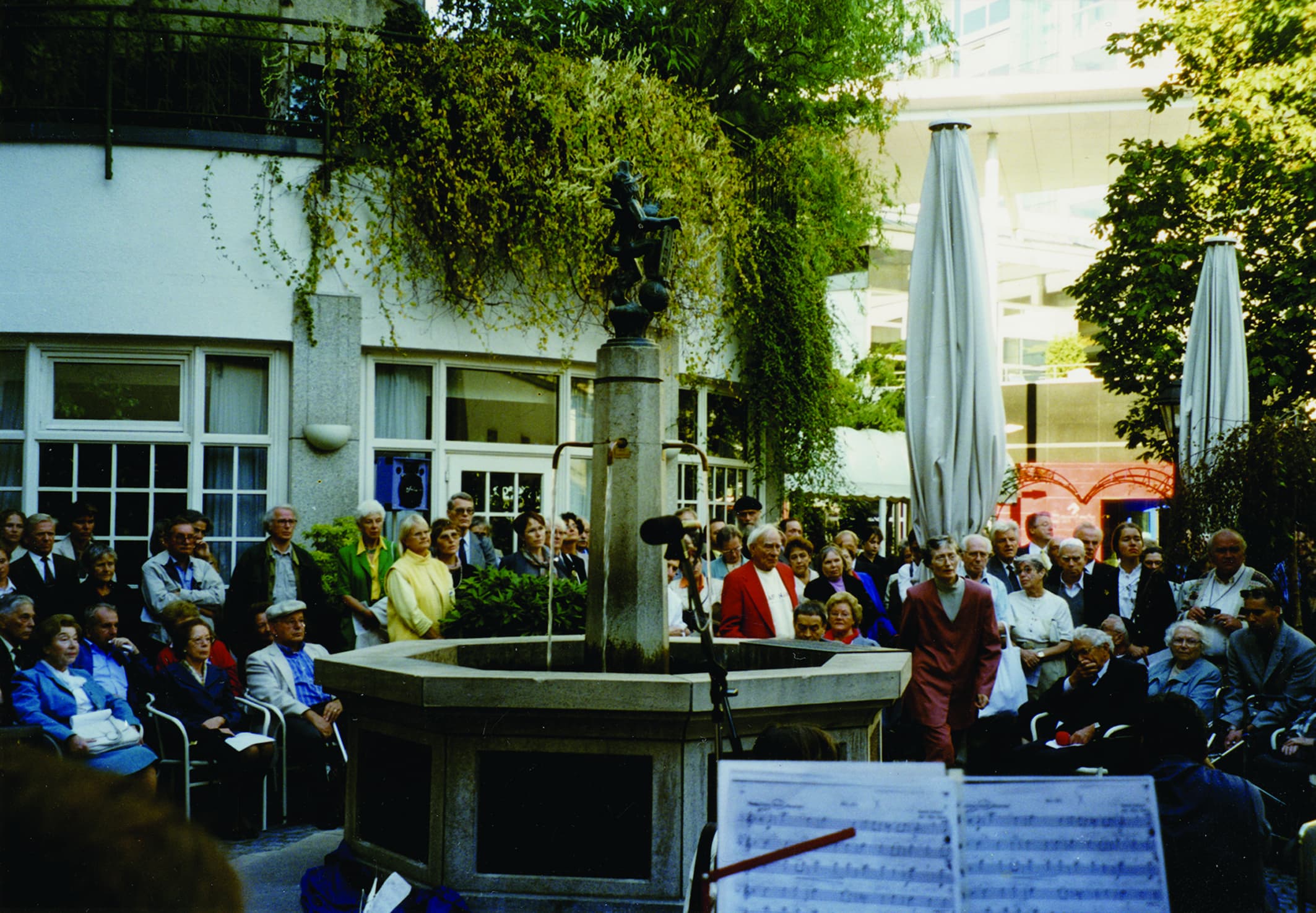 Blick auf Brunnen der von menschen umgeben ist