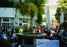 Blick auf Brunnen der von menschen umgeben ist