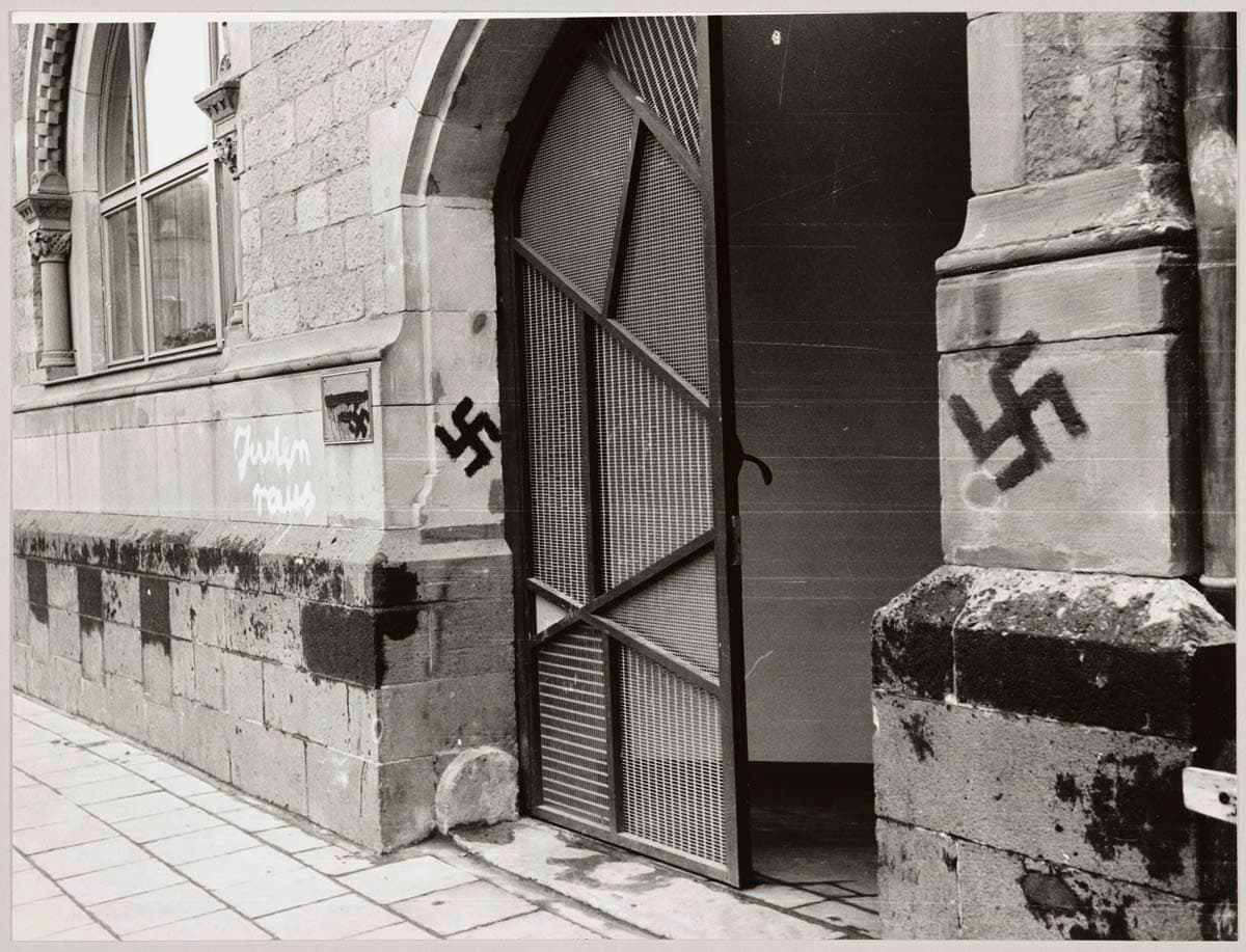 Bild geschändeter Synagoge Roonstraße. Fotograf: Hansherbert Wirtz   © Historisches Archiv der Stadt Köln mit Rheinischem Bildarchiv  [rba_d058781]