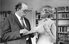 Dr. Jutta Bohnke-Kollwitz im Gespräch mit Heinrich Böll am zweiten Standort der GJ am Hansaring 97. Fotograf: Max Jacoby © Germania Judaica 
