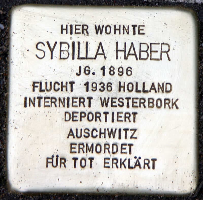 Foto von Stolperstein. Inschrift:"HIER WOHNTE SYBILLA HABER JG. 1896 FLUCHT 1936 HOLLAND INTERNIERT WESTERBORK DEPORTIERT AUSCHWITZ ERMORDET FÜR TOT ERKLÄRT"