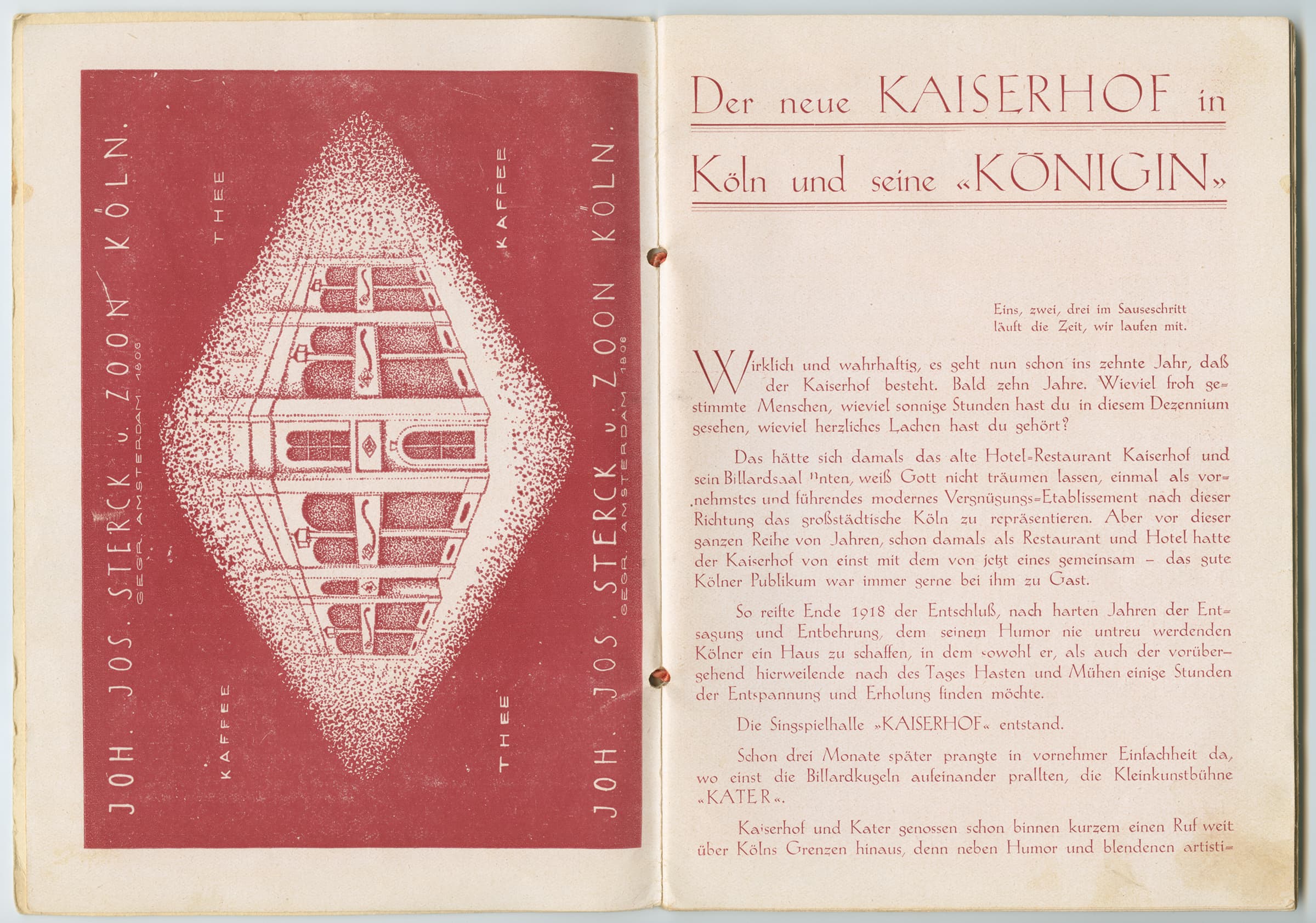 Aufgeschlagenes Heft mit gelblichen Blättern, darauf links Grafik von einem Gebäude in Rot und rechts Schrift in Rot gedruckt