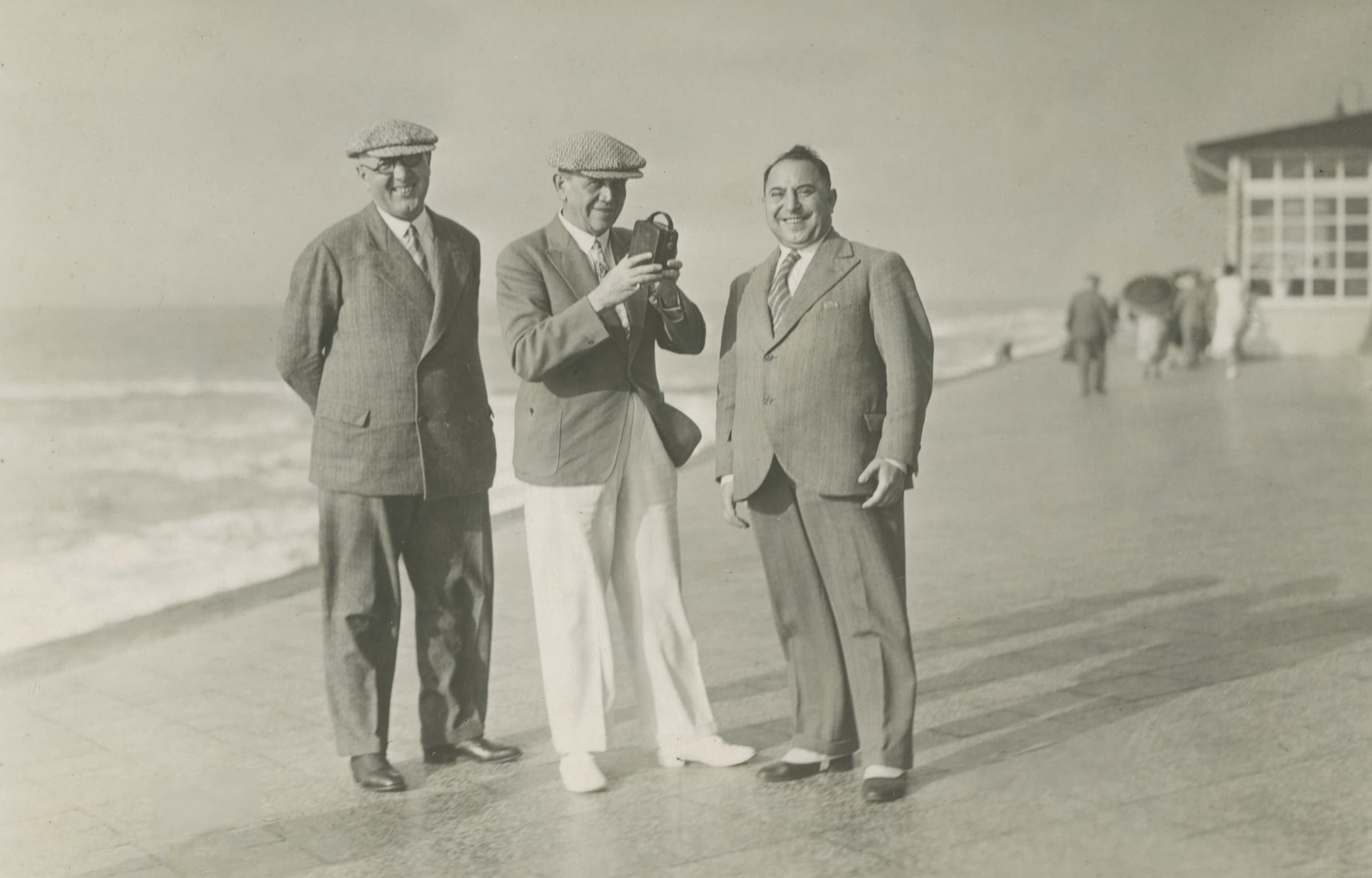 Hans Tobar (rechts) und Willi Ostermann (Mitte) auf Norderney am Strand