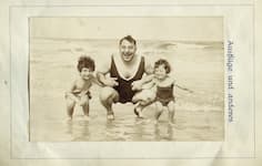 Lilo (r.), Theo (l.) und Hans Tobar, vermutlich auf Norderney am Strand
