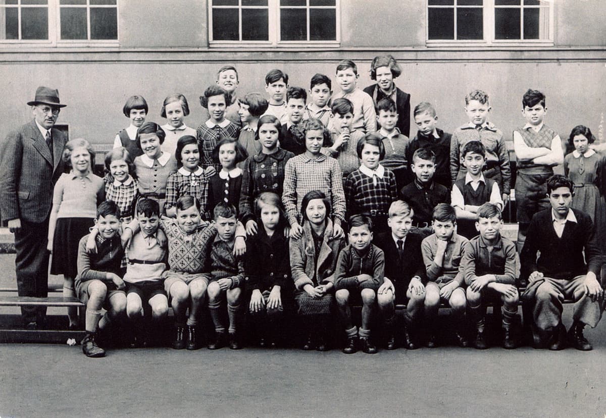 Class photo of the Israelite Elementary School Lützowstraße, about 30 students and one teacher