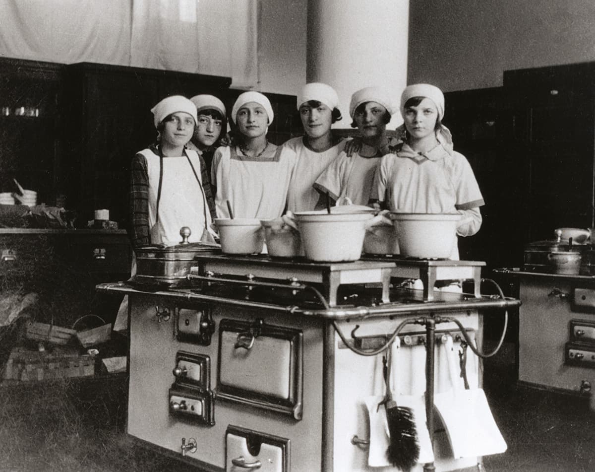 Cooking class in the school kitchen, 6 students at one stove 