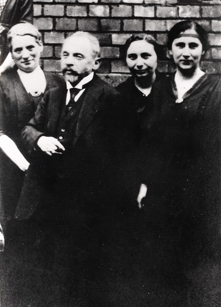 Teachers of the Israelite Elementary School Lützowstraße, from left: Hedwig Schloss, Bernhard Coblenz and Cilly Marx, right person unknown, undated