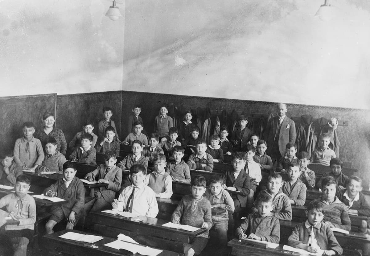 Students of the Israelite Elementary School Lützowstraße with teacher Leopold Grünebaum in the classroom