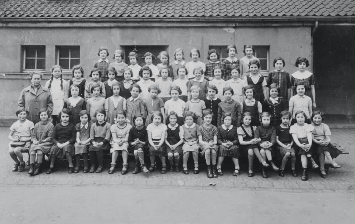 Class photo of a 4th grade class of the Israelite Elementary School Lützowstraße with teacher Hedwig Schloss, about 30 students, black and white 