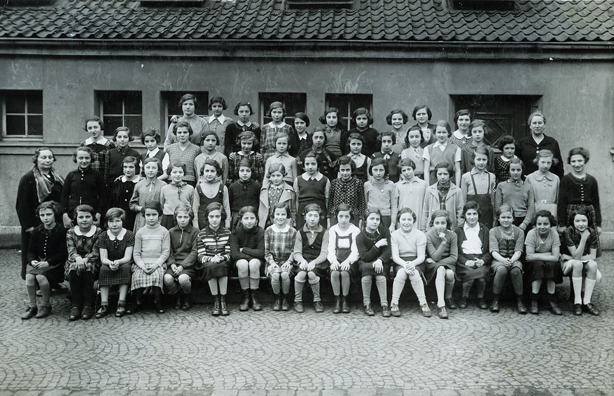 Class photo of the Israelite Elementary School Lützowstraße with student Lilo Tobar (1st row, 6th from right) 