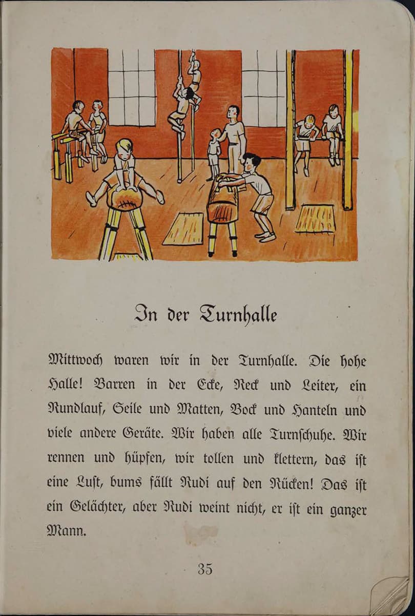„In der Turnhalle“ ist die Überschrift der Seite 35. Diese zeigt eine Szene in einer Turnhalle, in der Kinder verschiedene Sportgeräte benutzen. Einige klettern an Seilen, andere springen über Barren oder klettern an Leitern. Die Turnhalle ist groß mit hohen Fenstern.  Der Text erzählt, dass die Kinder am Mittwoch in der Turnhalle waren, welche mit vielen Geräten wie Barren, Reck, Leitern, Seilen, Matten, Bock und Hanteln ausgestattet ist. Alle tragen Turnschuhe und haben viel Spaß beim Rennen, Hüpfen, Klettern und Spielen. Plötzlich fällt Rudi auf den Rücken, was für großes Gelächter sorgt. Doch Rudi weint nicht – er ist ein „ganzer Mann“.