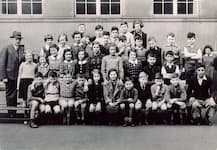 Class photo of the Israelite Elementary School Lützowstraße, about 30 students and one teacher