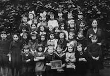 Class photo of the Israelite Elementary School Lützowstraße, 5th grade with teacher Hede (Hedwig) Schloss