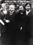 Teachers of the Israelite Elementary School Lützowstraße, from left: Hedwig Schloss, Bernhard Coblenz and Cilly Marx, right person unknown
