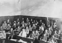 Schüler der Israelitischen Volksschule Lützowstraße mit Lehrer Leopold Grünebaum im Klassenzimmer