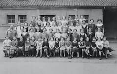 Class photo of a 4th grade class of the Israelite Elementary School Lützowstraße with teacher Hedwig Schloss