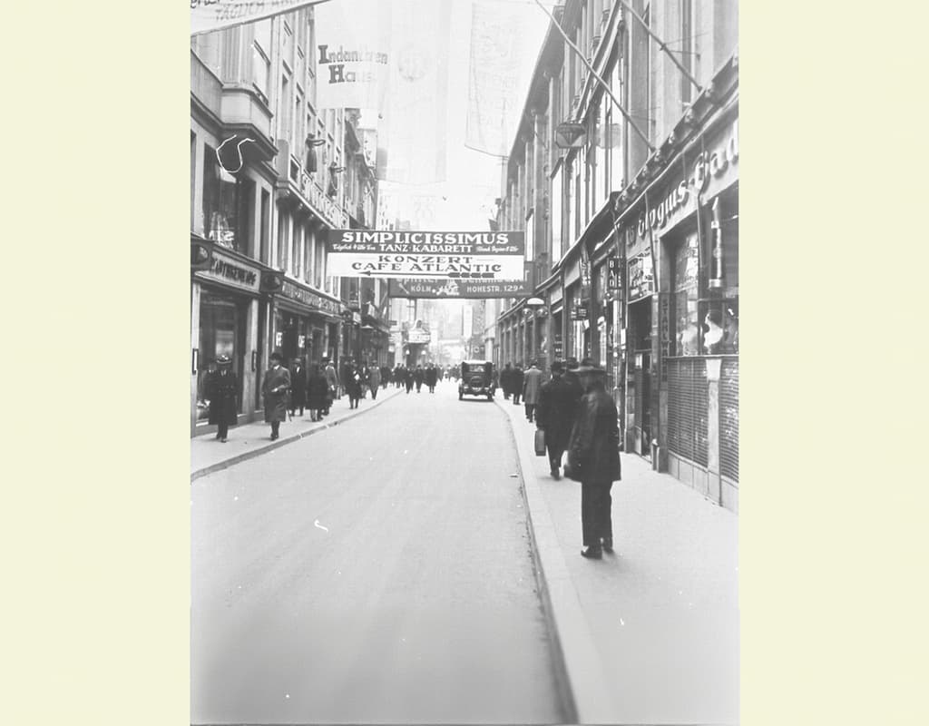 b/w view into the Hohe Strasse